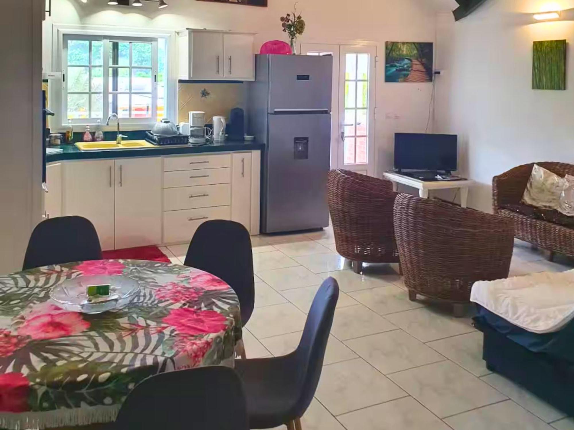 Le Sable Bleu - Evasion Tropicale A Sainte-Anne - Plage 5Min - Piscine - Parking - Logement Climatise - Vue Sur Les Palmiers - Parfait Pour Sejours En Famille Ou Entre Amis Exterior photo